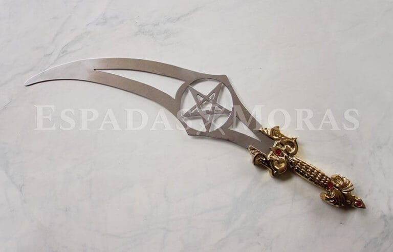 Espada Aram de aluminio con calado de estrella cinco puntas en acabado pulido y empuñadura de fundición dorado.