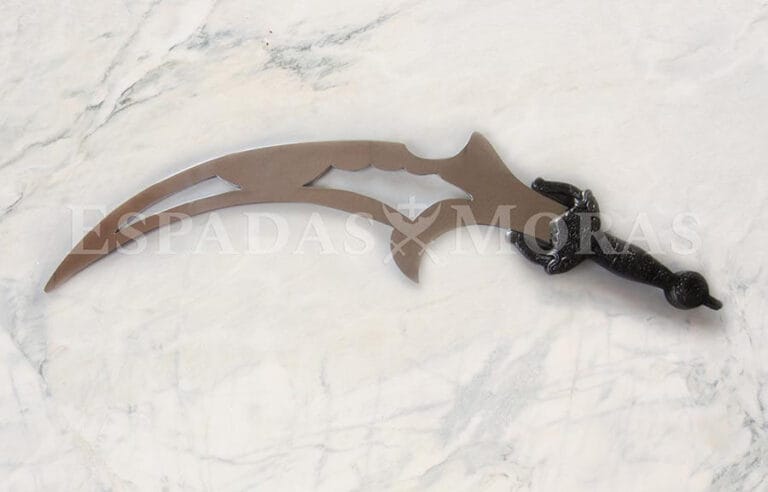 Espada Gaith en metal aluminio en acabado brillo espejo, y empuñadura de aluminio fundición acabado óxido mate con motivos arabescos.
