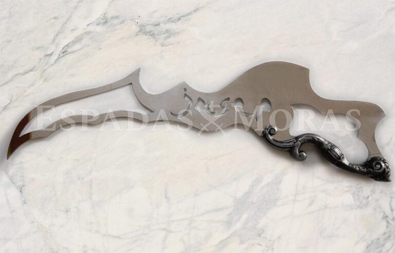 Espada Ghada de metal aluminio acabado brillo espejo, y empuñadura de aluminio fundición acabado óxido satinado con motivos arabescos.