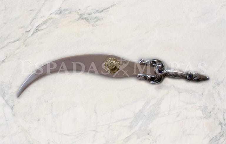 Espada aluminio acabado brillo espejo, y empuñadura de aluminio fundición acabado pulido brillo con motivos arabescos.