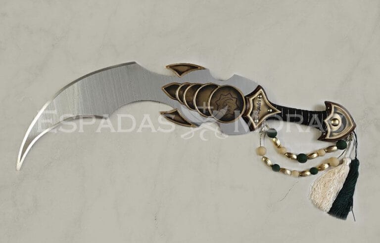 Espada Kardeleen con hoja de aluminio pulido y guarda decorada en latón envejecido, empuñadura de madera con ornamentos metálicos y borlas opcionales, incluyendo zona personalizable para escudo o texto.