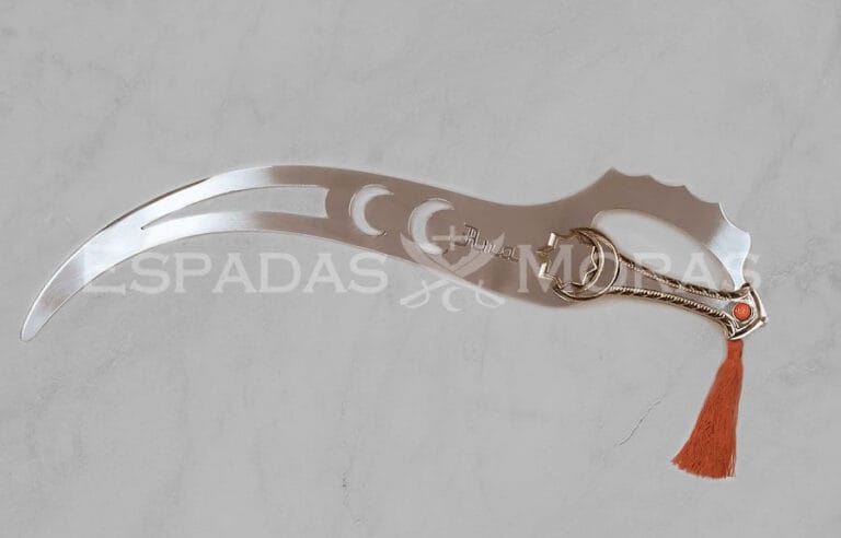 Espada Kirvi en aluminio brillo espejo, empuñadura acabado con motivos arabescos.