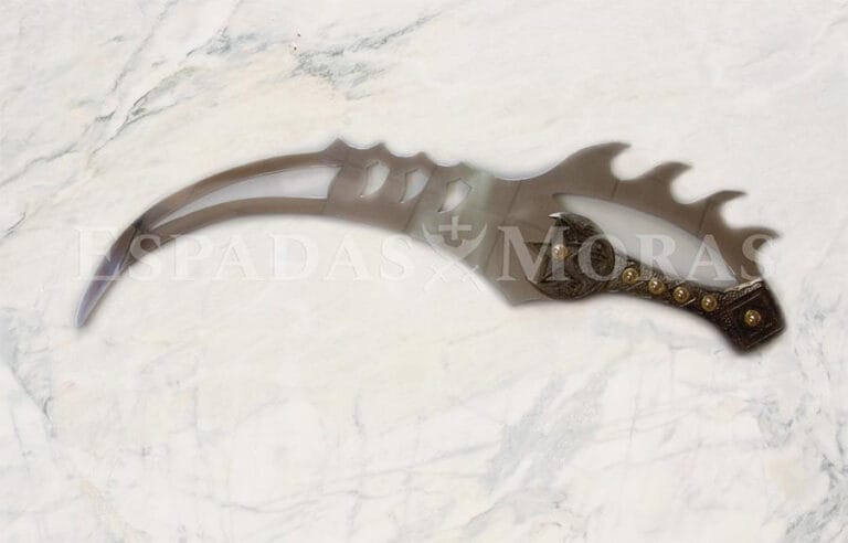 Espada Lamia en hoja de metal aluminio de 3 mm de grosor acabado brillo espejo con empuñadura de resina acabado oro viejo,