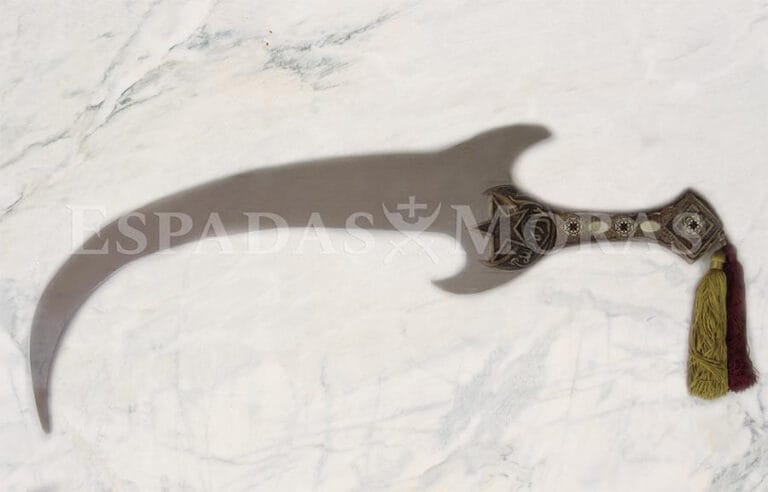 Espada Leylak de metal acabado espejo y empuñadura de resina con motivos arabescos.