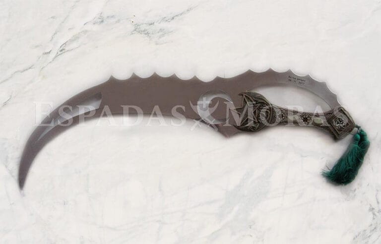 Espada Mashaty en hoja de metal acabado brillo espejo con empuñadura de resina acabado efecto madera y motivos arabescos.