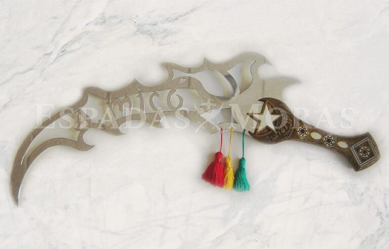 Espada en hoja de metal aluminio acabado brillo espejo, con empuñadura de resina y motivos arabescos.