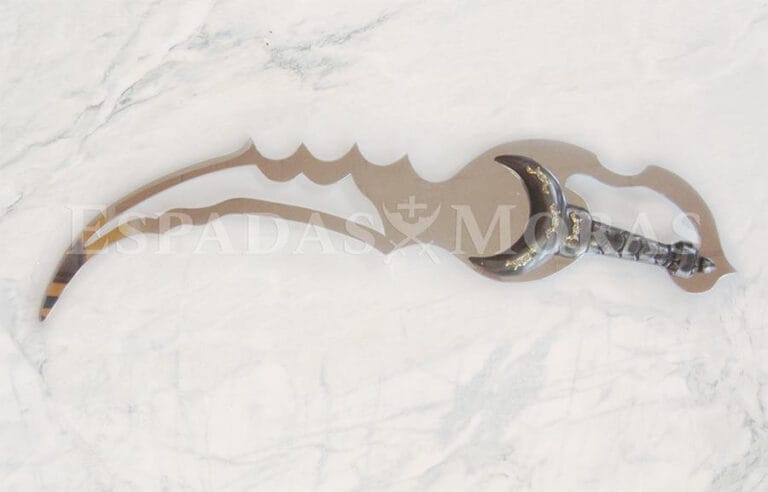 Espada Thair de aluminio acabado brillo espejo y dos cantos satinados con empuñadura de metal acabado plata vieja y adornos metal dorado.