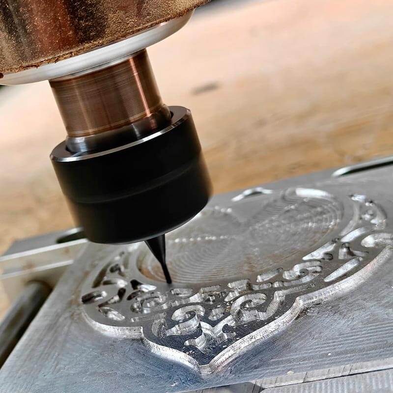 Fresado de piezas metálicas en taller artesanal
