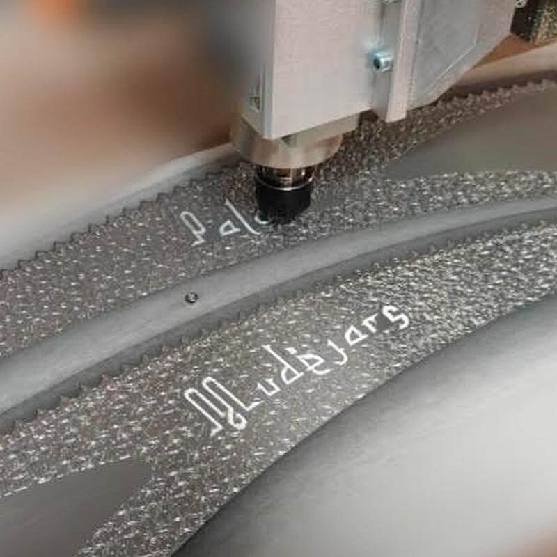 Grabado personalizado sobre metal en pieza festera