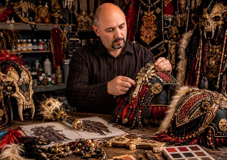 Paco Berenguer trabajando en restauración y personalización de piezas festeras