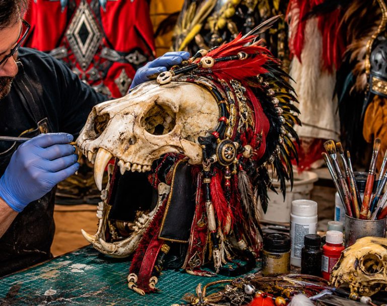 Restauración artesanal de casco festero de Moros y Cristianos en taller de Alcoy