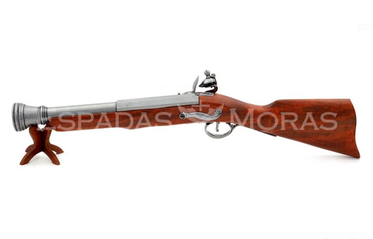 Trabuco pirata del siglo XVIII expuesto sobre soporte de madera con mecanismo de chispa