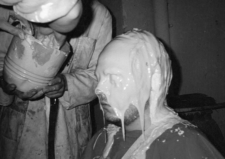 Paco Berenguer trabajando en la creación de un molde de alginato durante los años 90